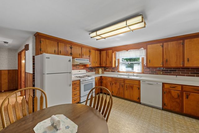 43 Rowena St, Worcester, MA 01606