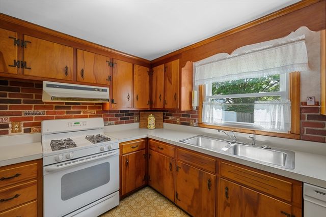43 Rowena St, Worcester, MA 01606