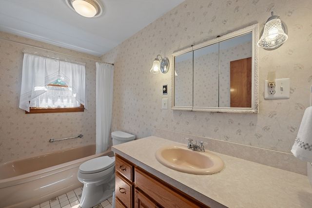 43 Rowena St, Worcester, MA 01606