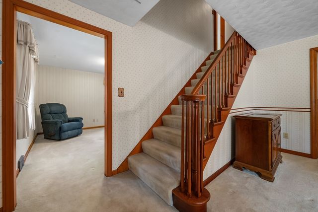 43 Rowena St, Worcester, MA 01606