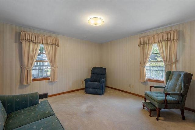 43 Rowena St, Worcester, MA 01606
