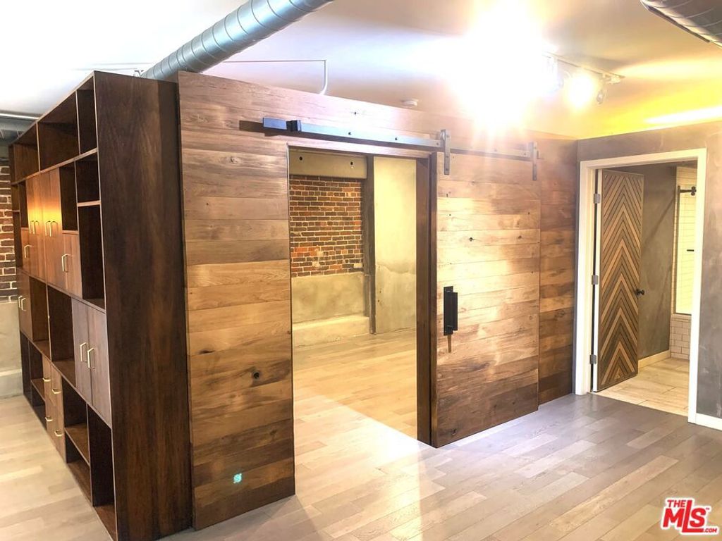 Image 11 of property listing at 527 Molino Street 202, Los Angeles, CA 90013