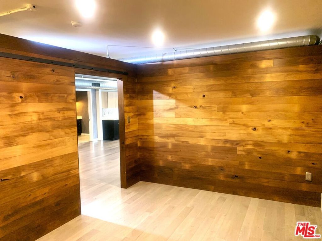 Image 13 of property listing at 527 Molino Street 202, Los Angeles, CA 90013
