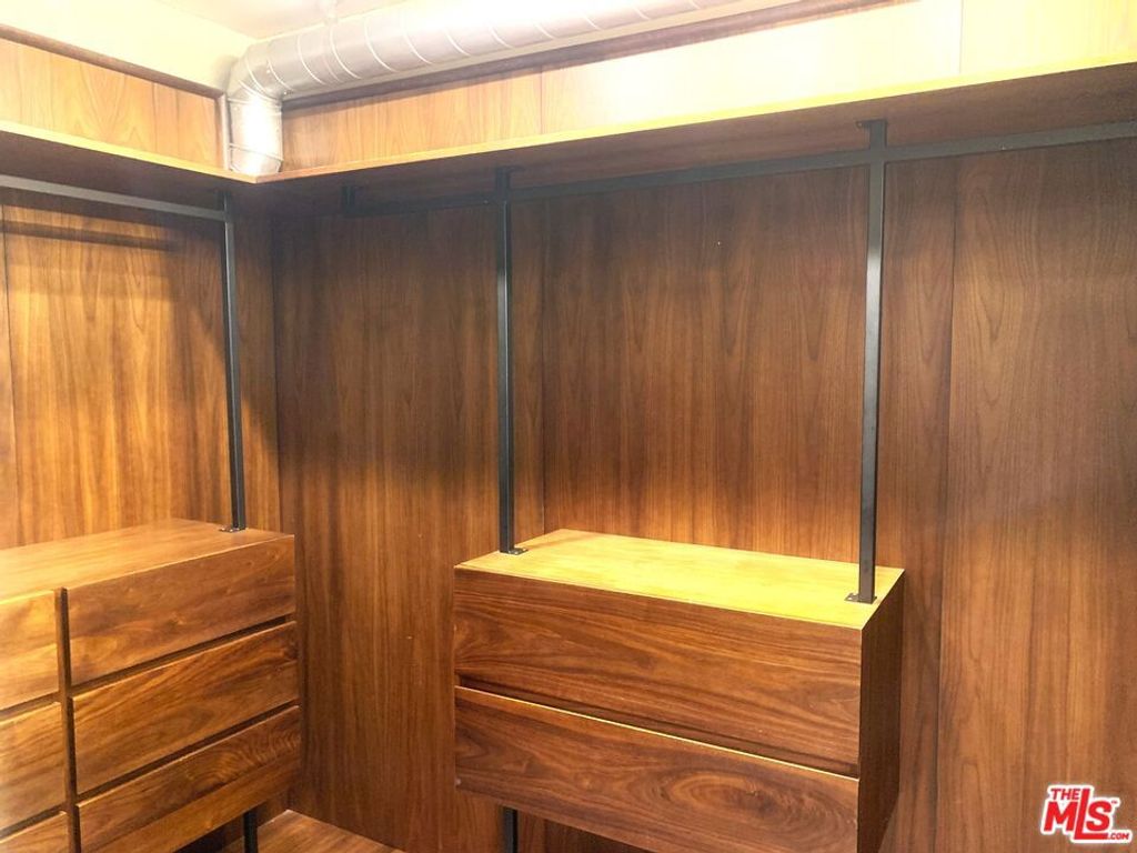 Image 14 of property listing at 527 Molino Street 202, Los Angeles, CA 90013
