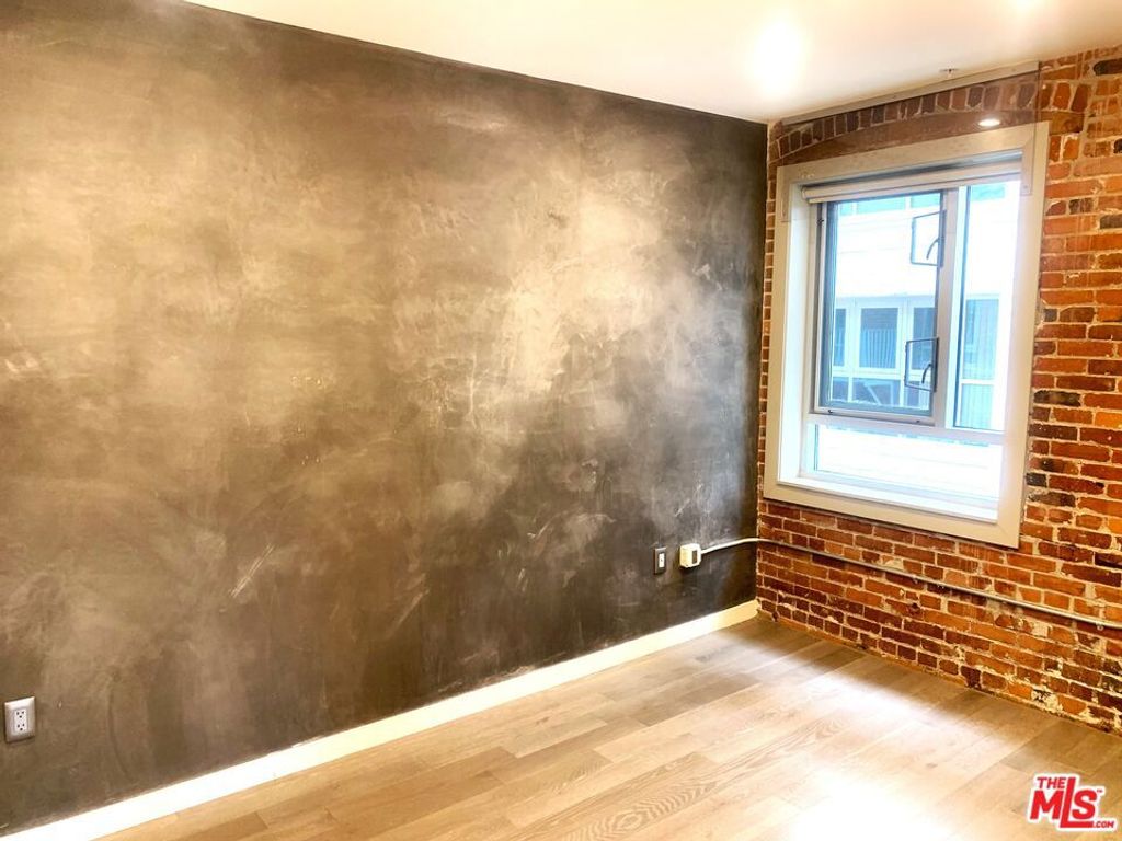 Image 15 of property listing at 527 Molino Street 202, Los Angeles, CA 90013