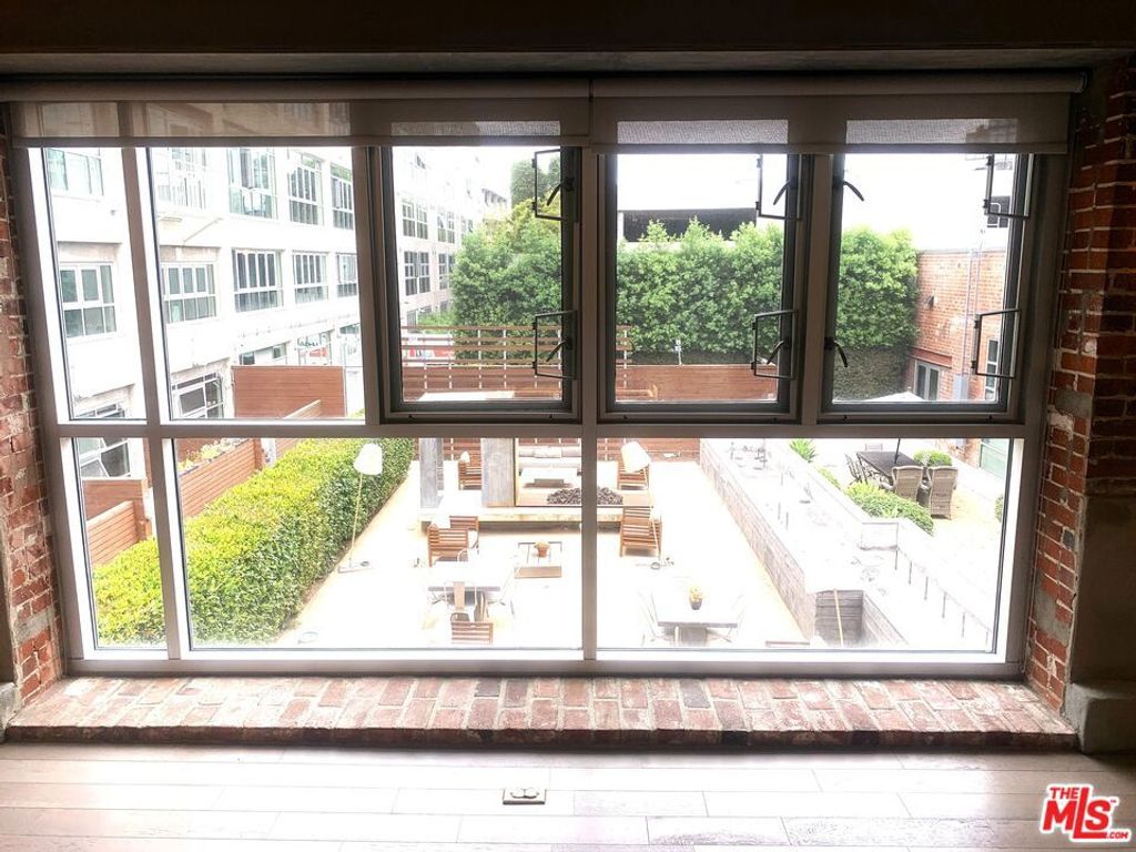 Image 17 of property listing at 527 Molino Street 202, Los Angeles, CA 90013