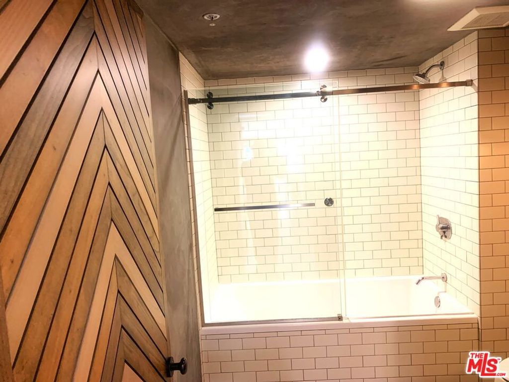 Image 19 of property listing at 527 Molino Street 202, Los Angeles, CA 90013