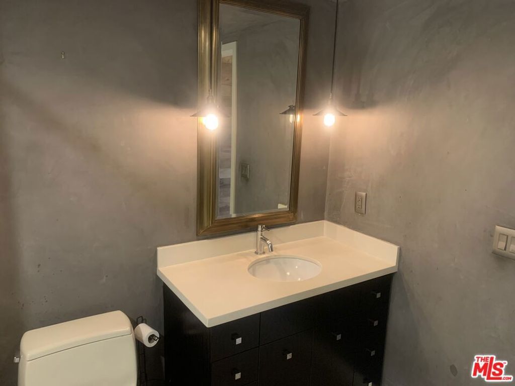 Image 20 of property listing at 527 Molino Street 202, Los Angeles, CA 90013