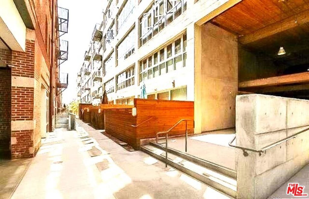 Image 25 of property listing at 527 Molino Street 202, Los Angeles, CA 90013