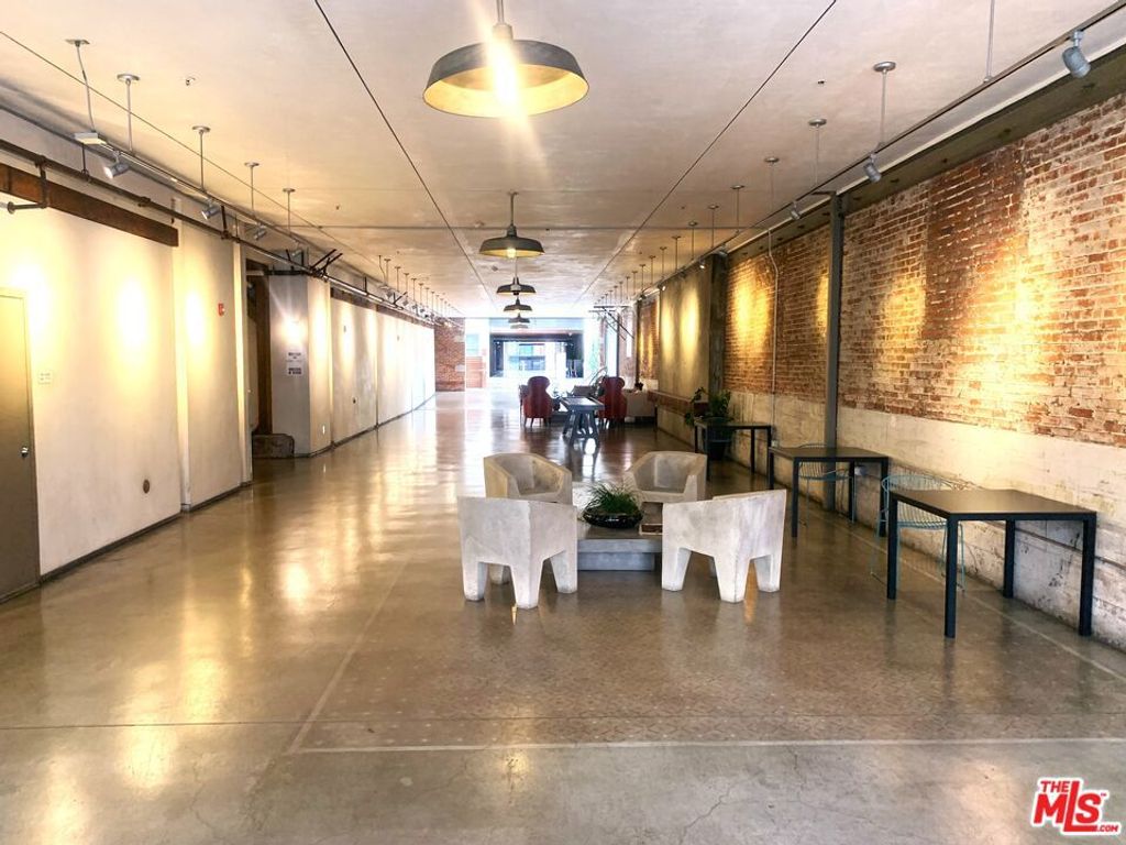 Image 26 of property listing at 527 Molino Street 202, Los Angeles, CA 90013