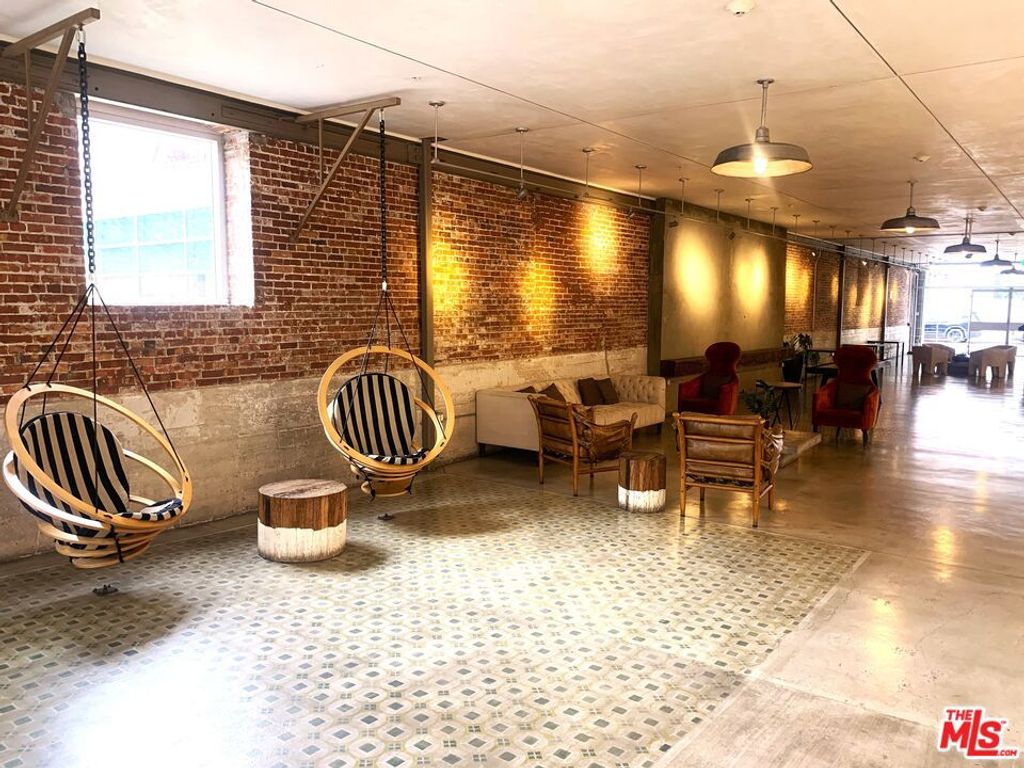 Image 27 of property listing at 527 Molino Street 202, Los Angeles, CA 90013