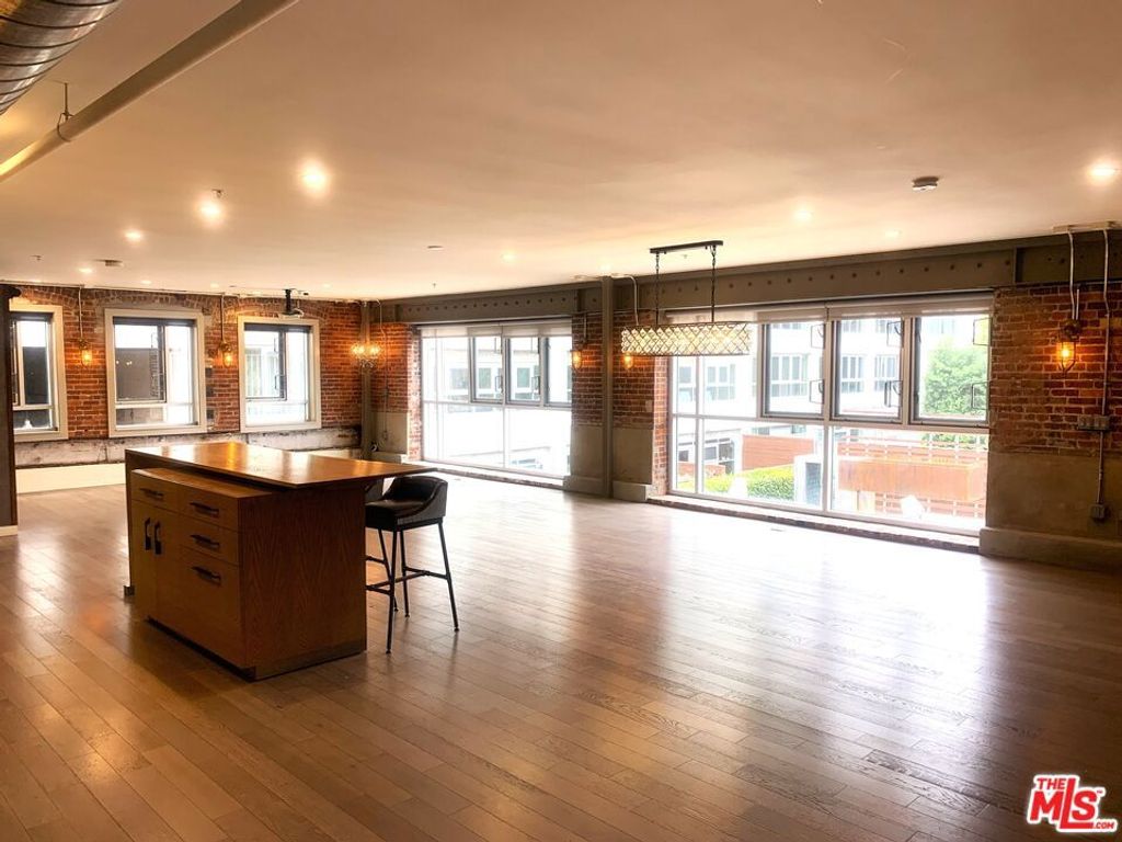 Image 4 of property listing at 527 Molino Street 202, Los Angeles, CA 90013