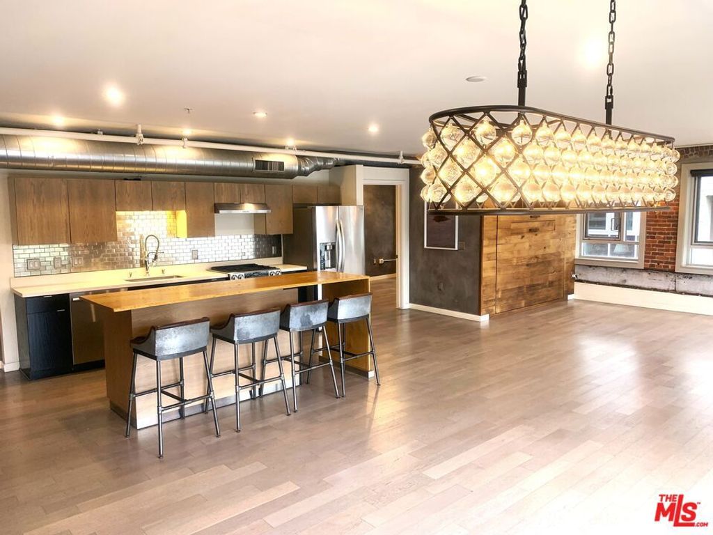 Image 5 of property listing at 527 Molino Street 202, Los Angeles, CA 90013