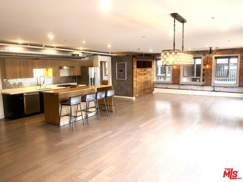 Image 6 of property listing at 527 Molino Street 202, Los Angeles, CA 90013