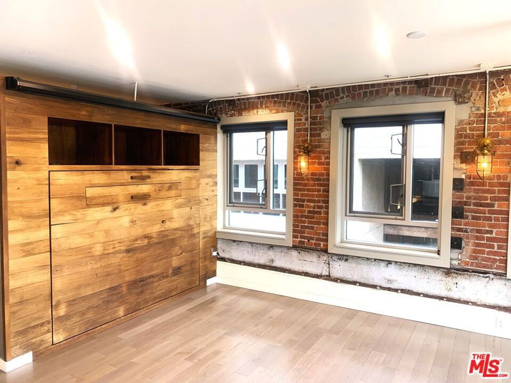 Image 7 of property listing at 527 Molino Street 202, Los Angeles, CA 90013
