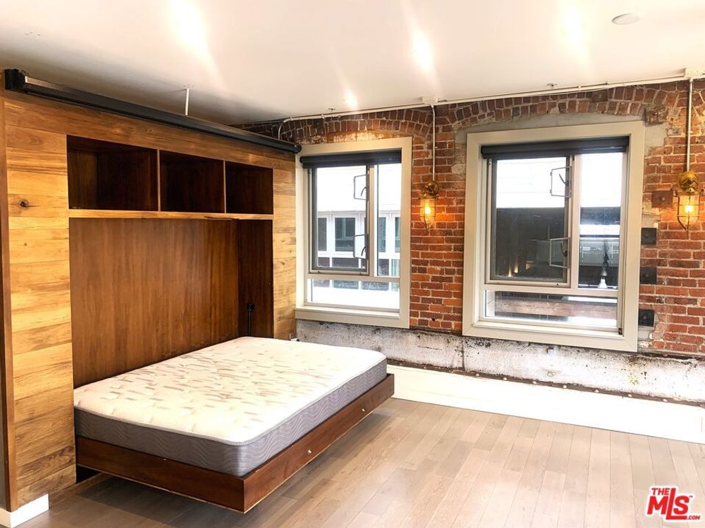 Image 8 of property listing at 527 Molino Street 202, Los Angeles, CA 90013
