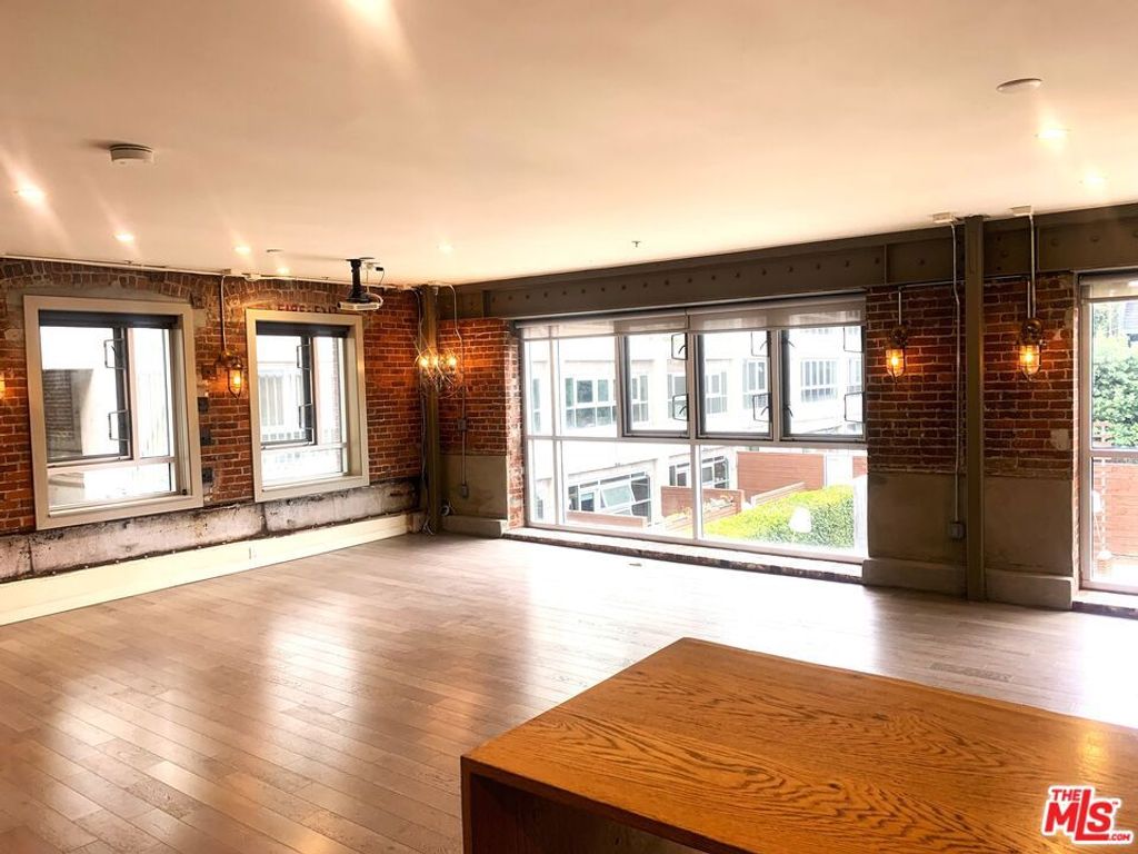 Image 9 of property listing at 527 Molino Street 202, Los Angeles, CA 90013