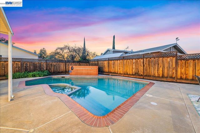 552 Hanover St, Livermore, CA 94551