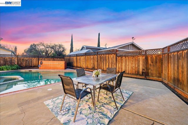 552 Hanover St, Livermore, CA 94551