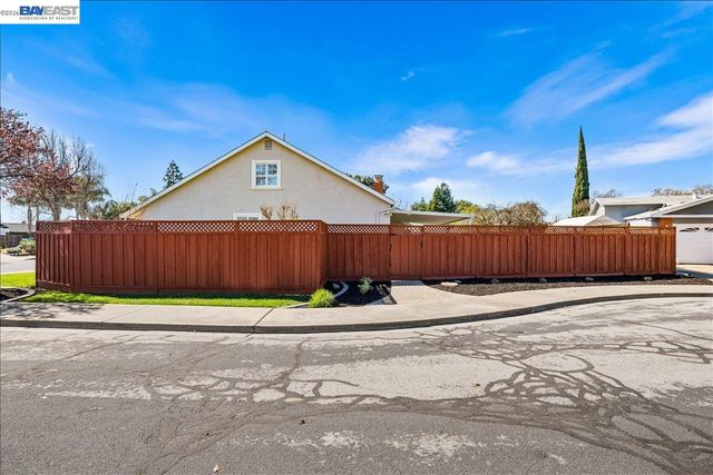 552 Hanover St, Livermore, CA 94551
