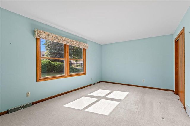 297 Lincoln DRIVE S, West Bend, WI 53095