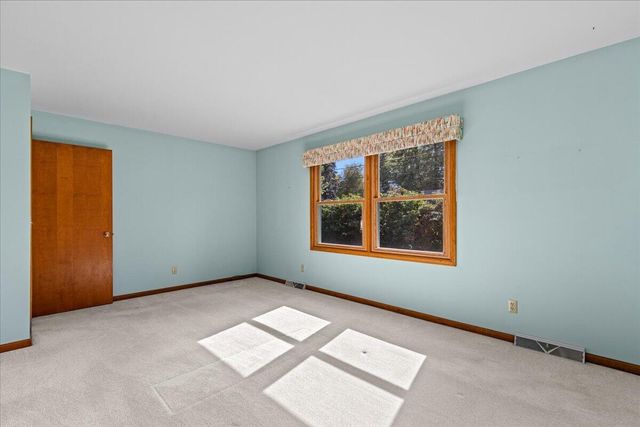 297 Lincoln DRIVE S, West Bend, WI 53095