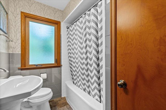297 Lincoln DRIVE S, West Bend, WI 53095