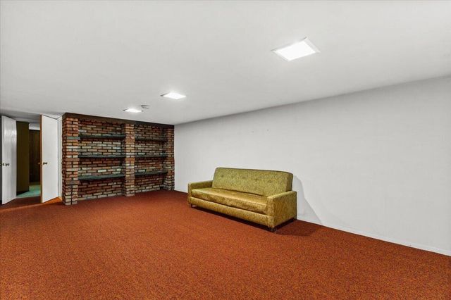 297 Lincoln DRIVE S, West Bend, WI 53095