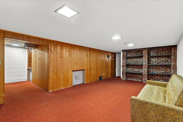 297 Lincoln DRIVE S, West Bend, WI 53095