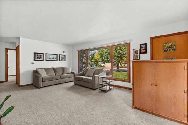297 Lincoln DRIVE S, West Bend, WI 53095