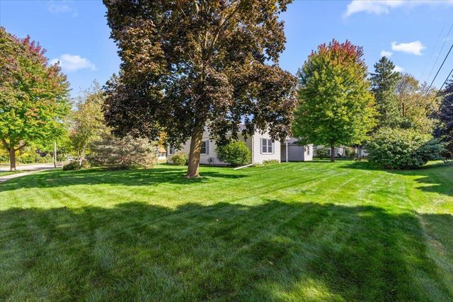 297 Lincoln DRIVE S, West Bend, WI 53095