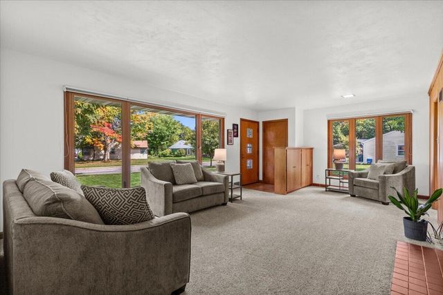 297 Lincoln DRIVE S, West Bend, WI 53095