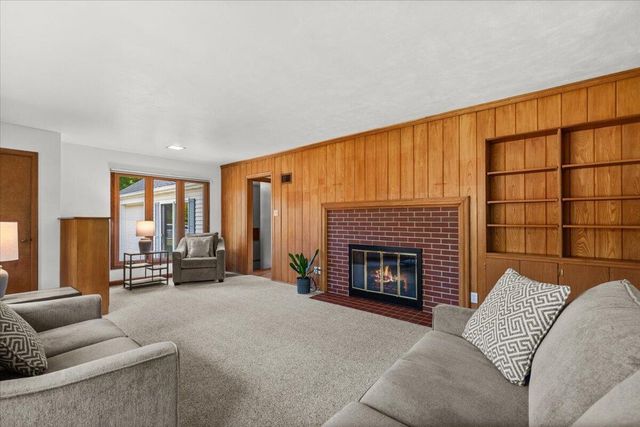 297 Lincoln DRIVE S, West Bend, WI 53095