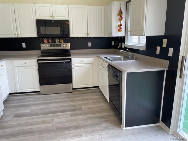 38463 Saratoga Circle, Farmington Hills, MI 48331
