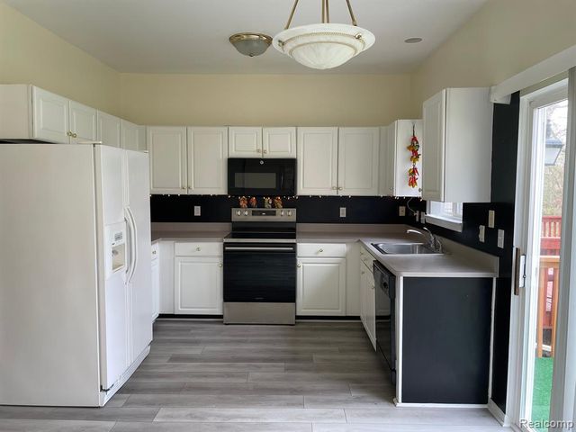 38463 Saratoga Circle, Farmington Hills, MI 48331