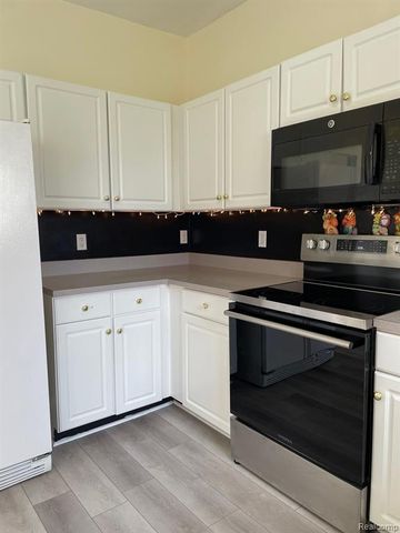 38463 Saratoga Circle, Farmington Hills, MI 48331