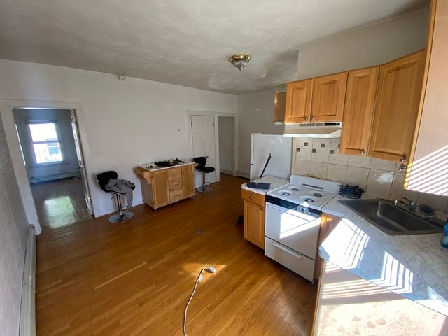 11 Snow St 2R, Boston, MA 02135