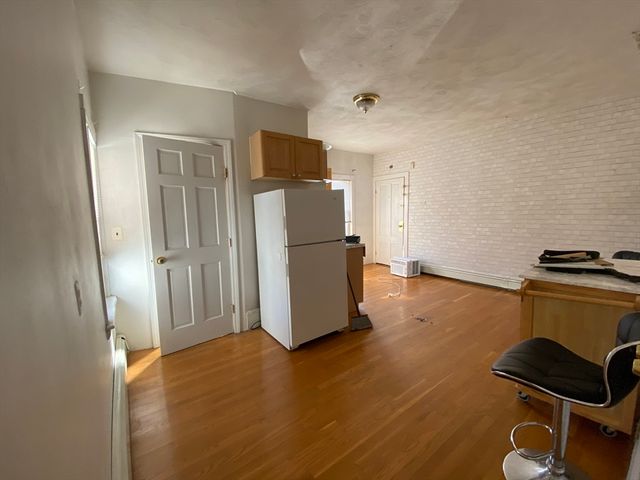 11 Snow St 2R, Boston, MA 02135