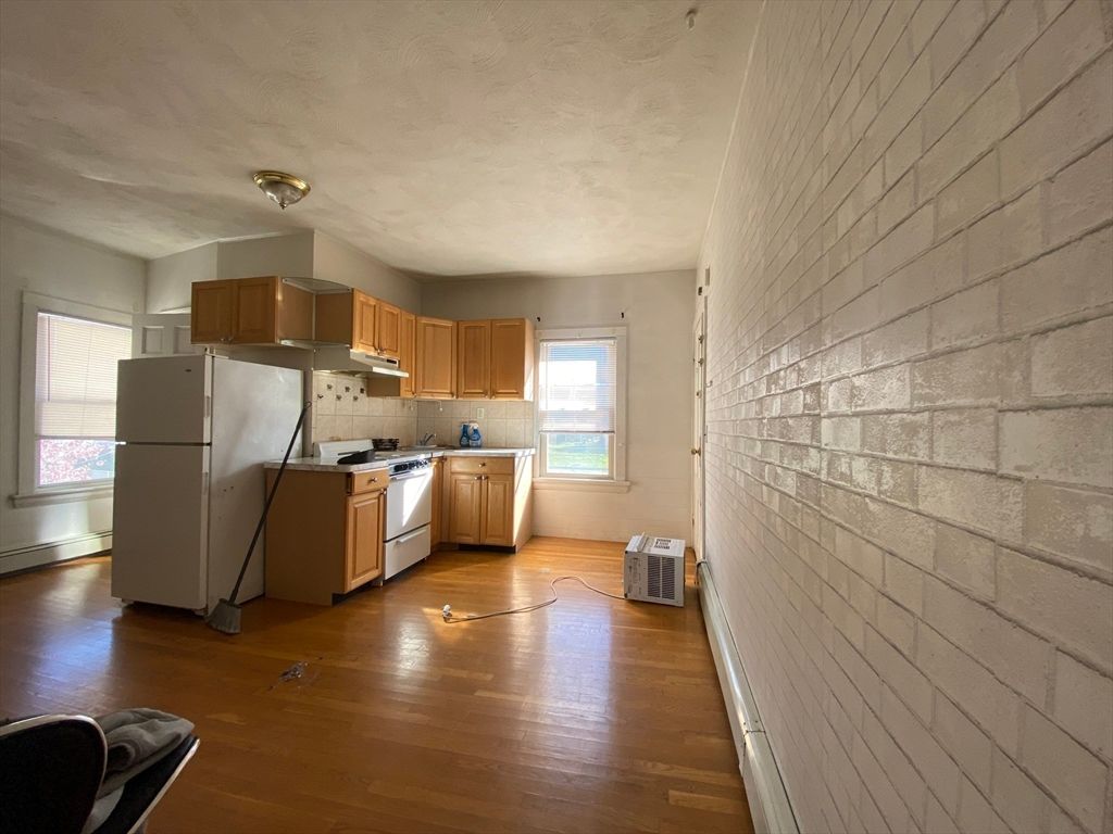 11 Snow St 2R, Boston, MA 02135