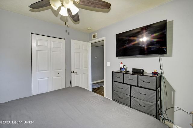 323 Meadowood Rd, Louisville, KY 40229