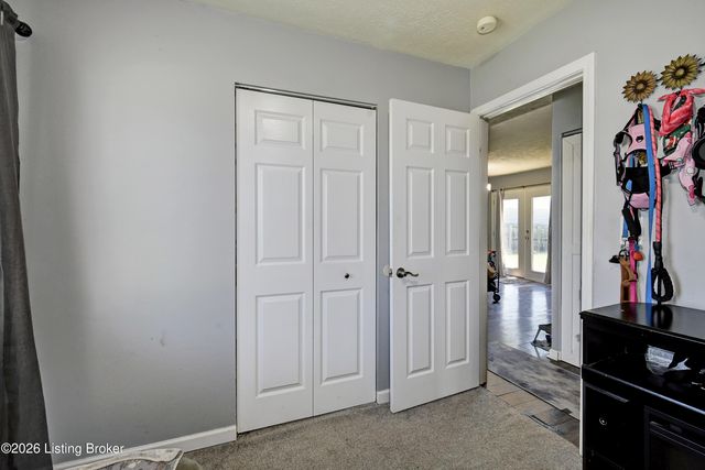 323 Meadowood Rd, Louisville, KY 40229