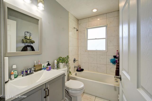 323 Meadowood Rd, Louisville, KY 40229