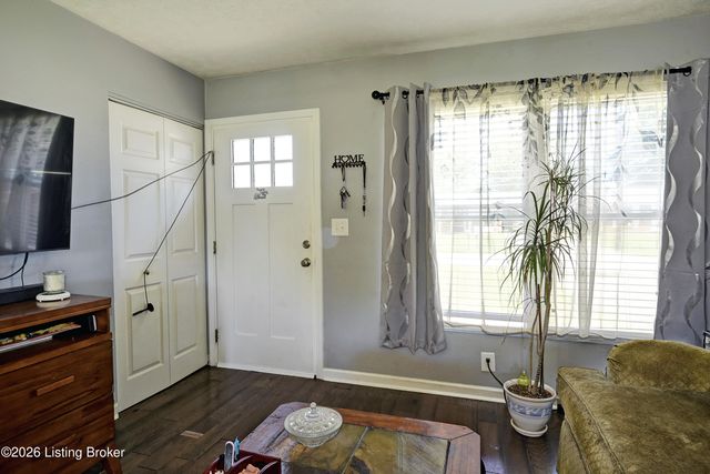 323 Meadowood Rd, Louisville, KY 40229