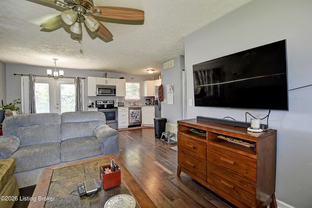 323 Meadowood Rd, Louisville, KY 40229