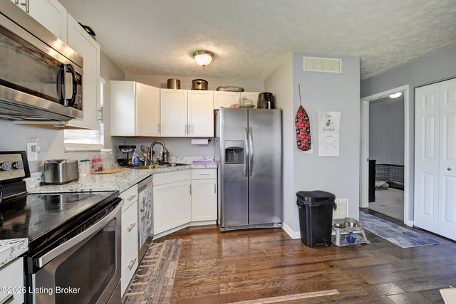 323 Meadowood Rd, Louisville, KY 40229
