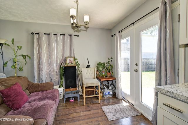 323 Meadowood Rd, Louisville, KY 40229