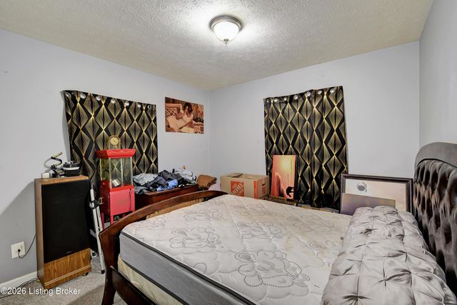 323 Meadowood Rd, Louisville, KY 40229