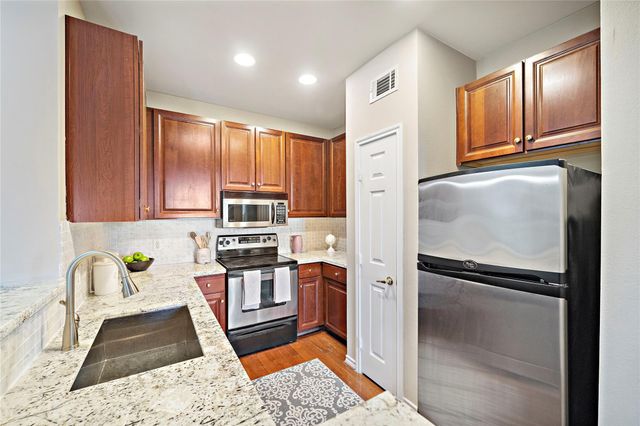 2400 Mccue Road 428, Houston, TX 77056