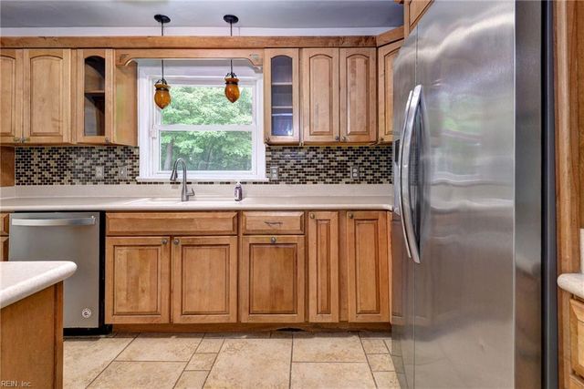 1818 Meadowview DR, Yorktown, VA 23693
