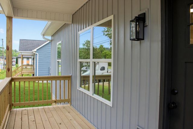 727 Walker Avenue, Rossville, GA 30741